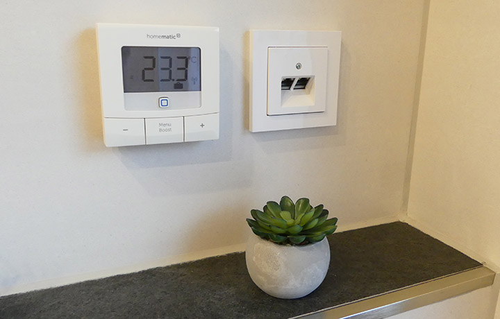 Badezimmer mit Toilette und Waschtisch